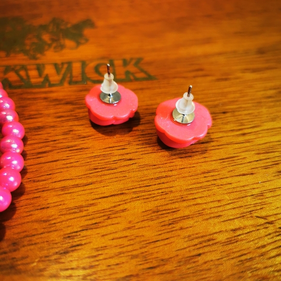Vintage Small Child Size Bright Pink Resin Rose and Iridescent Bead Jewelry Set - Picture 5 of 12